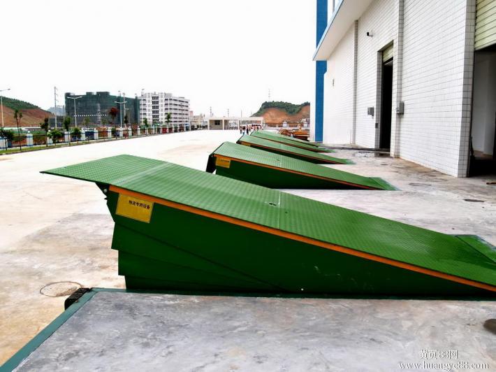 固定式登車(chē)橋.jpg