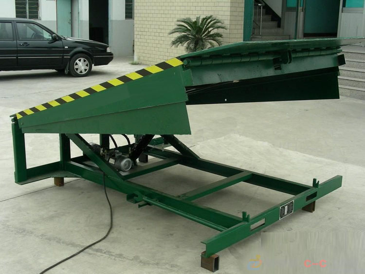 固定式登車(chē)橋.jpg